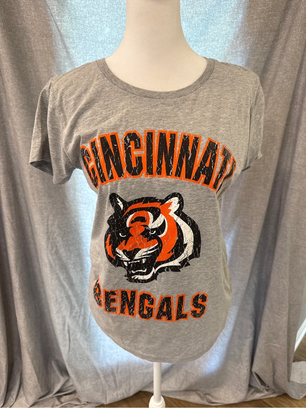 Cincinnati Bengals NFL Women’s Medium T-Shirt NWT Gray Orange Black Gameday